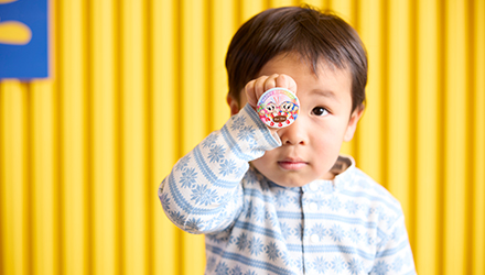 缶バッジを持った子供