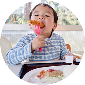 お子様メニューを食べる子供